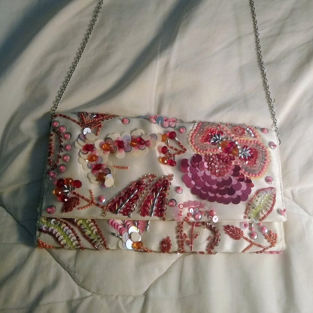 Satin Clutch w/ Bead & Sequin Detail 🤍🌺